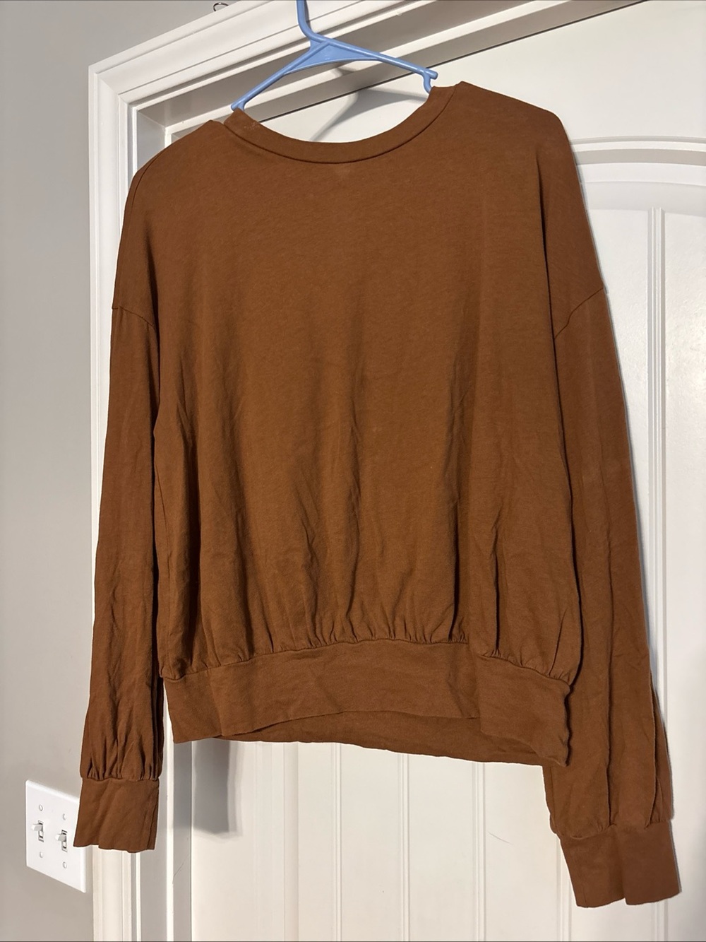 Vintage UNITED COLORS OF BENETTON - LONG SLEEVE Brown Cropped, Banded Shirt